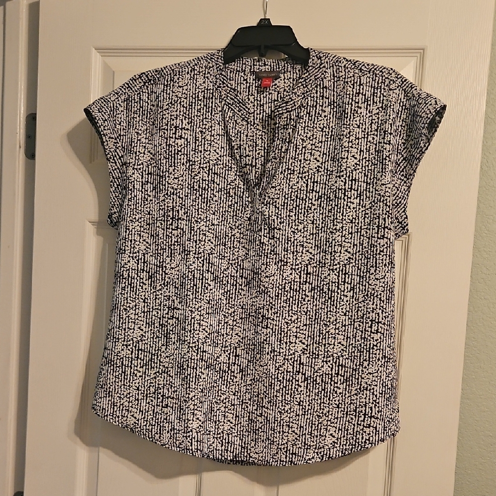 Vince Camuto Black & White Short Sleeve Printed Blouse